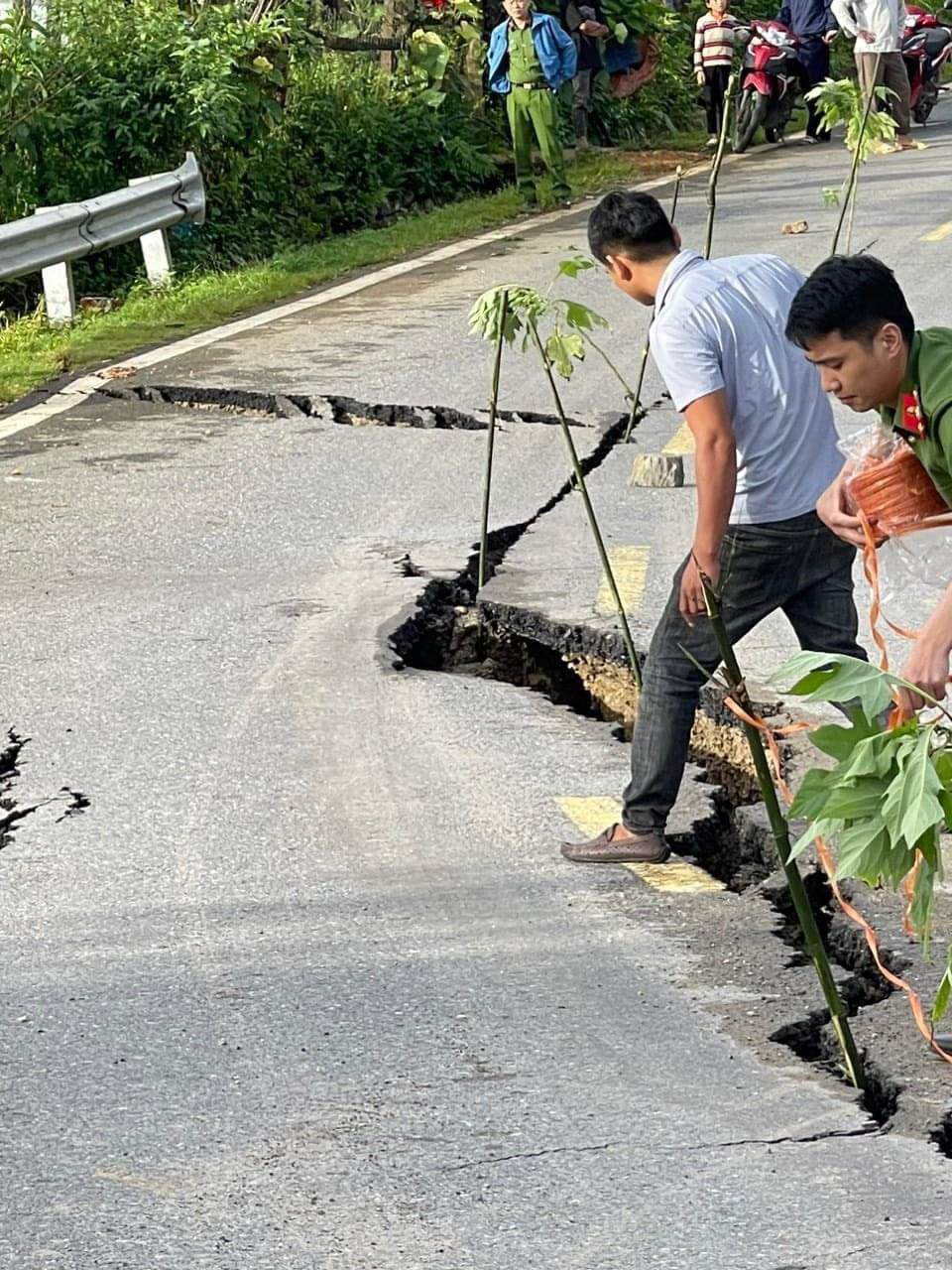 Hiện lực lượng chức năng đang có mặt tại hiện trường để khắc phục sự cố.