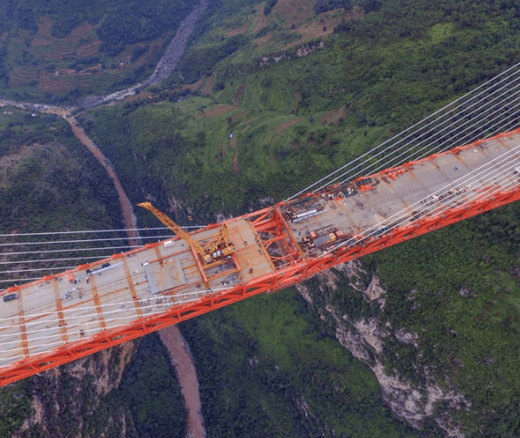 Cầu dài hơn 1300m, chiều cao từ mặt cầu đến thung lũng dưới là 565m, tương đương toà nhà 200 tầng.
