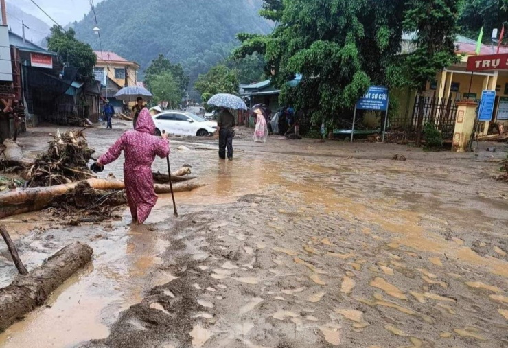 Theo Ban chỉ huy phòng chống thiên tai và tìm kiếm cứu nạn (PCTT và TKCN) tỉnh Yên Bái, đến 10h ngày 6/8, đoạn km316+230 đến km318+600, Quốc lộ 32, đoạn qua địa phận xã Khao Mang và xã Hồ Bốn, huyện Mù Cang Chải đất đá sạt lở từ taluy dương vẫn sạt tràn kín mặt đường, gây ách tắc giao thông .