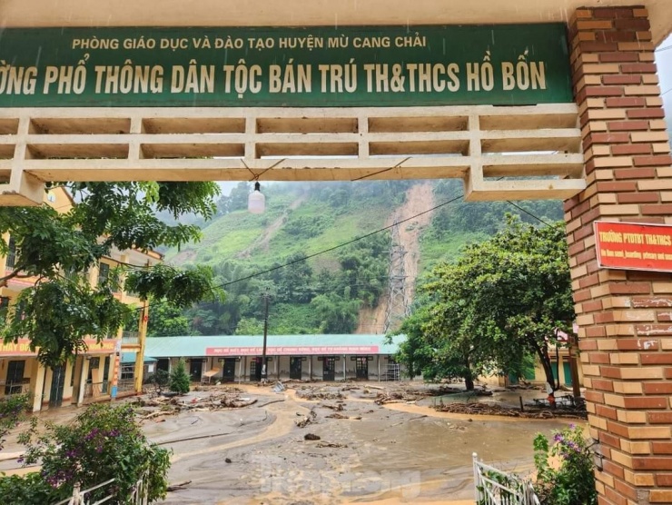 Đặc biệt, do sạt lở đường, mất điện, không có sóng điện thoại, đường từ trung tâm huyện vào xã Hồ Bốn, Lao Chải hiện vẫn đang bị cô lập, chưa tiếp cận được.