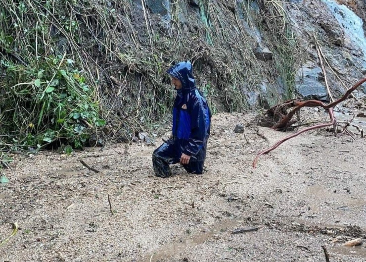 Đồng thời, lực lượng chức năng kiểm kê thiệt hại, di dời đối với những hộ dân có nguy cơ bị sạt lở.