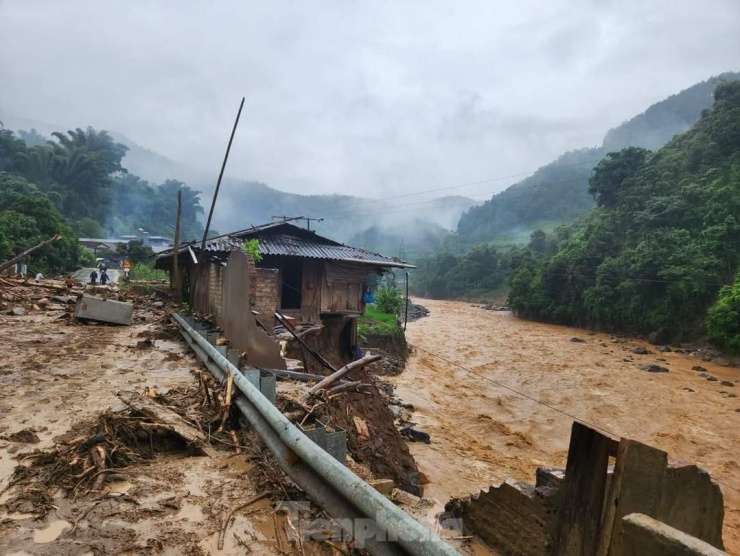 Ngoài ra, 31 ngôi nhà bị thiệt hại nặng nề (15 nhà tại xã Hồ Bốn, 7 nhà tại Khao Mang, 6 nhà ở Kim Nọi, 2 nhà ở Mồ Dề và 1 nhà ở La Pán Tẩn).