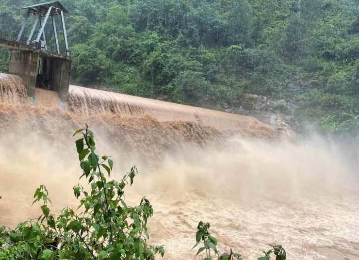 Ban chỉ huy các xã, thị trấn tiếp tục rà soát, thống kê thiệt hại, theo dõi diễn biến thời tiết, kịp thời báo cáo khi có thiệt hại xảy ra.