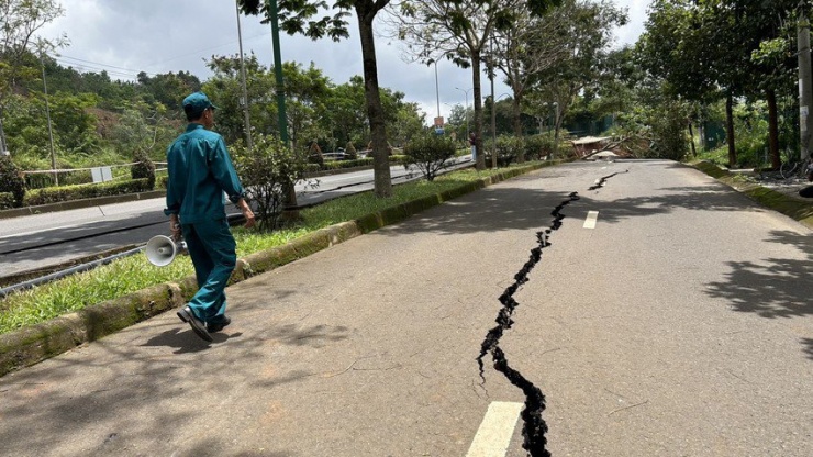 Vết nứt kéo dài sang nơi khác trên đường Hồ Chí Minh. Ảnh: VŨ LONG