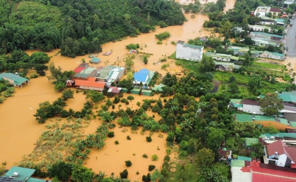 Hàng trăm căn nhà bị ngập chìm trong đợt mưa lũ vừa qua.