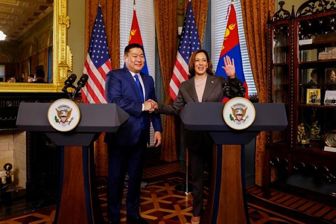 Thủ tướng Mông Cổ Oyun-Erdene Luvsannamsrai vừa có cuộc gặp gặp Phó Tổng thống Mỹ Kamala Harris tại Washington. Ảnh: REUTERS