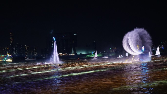 Màn biểu diễn nhào lộn Fly Board trên mặt nước rất điêu luyện.