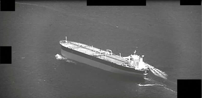 Tàu chở dầu Niovi treo cờ Panama bị bao vây khi đi qua eo biển Hormuz ngày 3/5. (Ảnh: Getty)