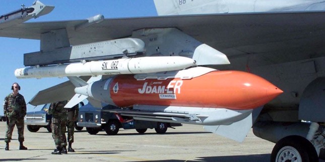 Bom thông minh JDAM-ER trên một chiếc F-16 trước cuộc thử nghiệm tại bãi tên lửa White Sands ở New Mexico. (Ảnh: Không quân Mỹ)