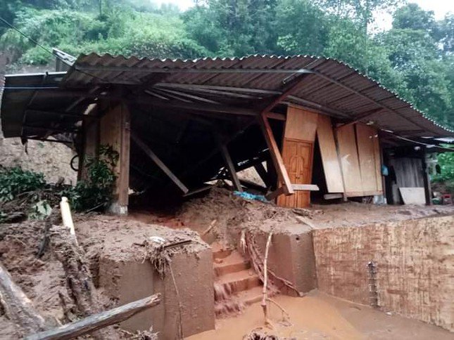 Sạt lở đất, đá lăn khiến 2 cháu nhỏ ở xã Khao Mang, huyện Mù Cang Chải thiệt mạng.