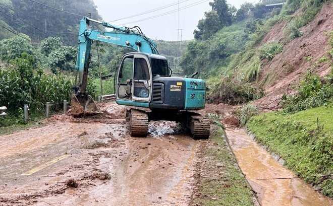 Hiện, lực lượng chức năng đang tích cực thông đường tại các vị trí bị sạt lở.