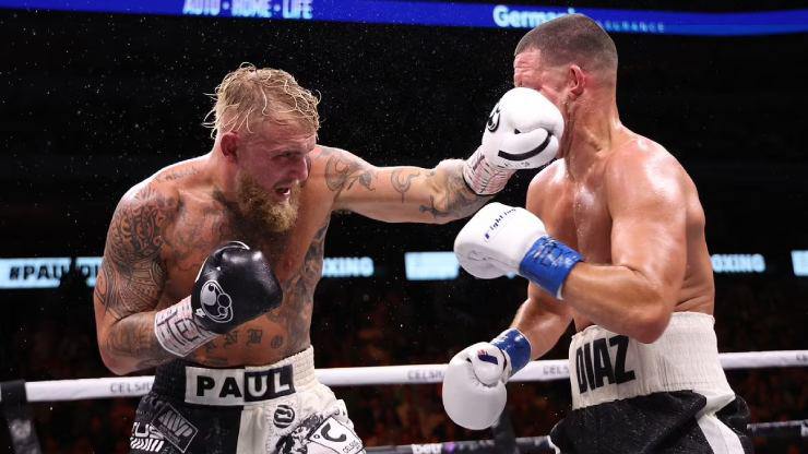 Jake Paul (trái) đánh bại Nate Diaz theo luật boxing