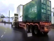 Xe máy - Xe đạp - Clip: Xe máy đi ẩu thoát nạn may mắn khi va chạm xe container