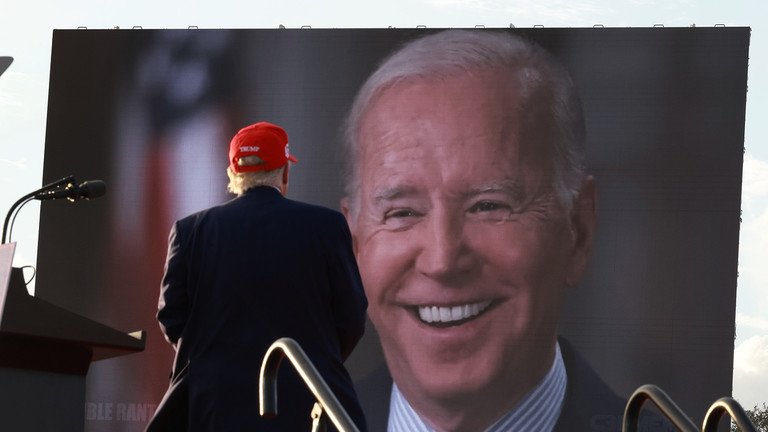 Ông Trump ngắm ảnh của ông Biden (ảnh: RT)