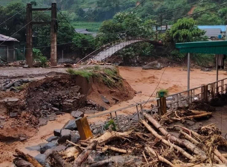 Theo báo cáo từ Ban chỉ huy phòng chống thiên tai – tìm kiếm cứu nạn tỉnh Yên Bái, đến 17h, ngày 6/8, mưa lớn gây sạt lở đất, đá làm 2 cháu nhỏ bị thiệt mạng ở xã Khao Mang, 1 người nghi mất tích ở xã Hồ Bốn; 34 nhà bị hư hỏng, trôi, sập hoàn toàn (xã Hồ Bốn 15 nhà, xã Khao Mang 7 nhà, Kim Nọi 6, Mồ Dề 2 , La Pan Tẩn 1 và Lao Chải 3).