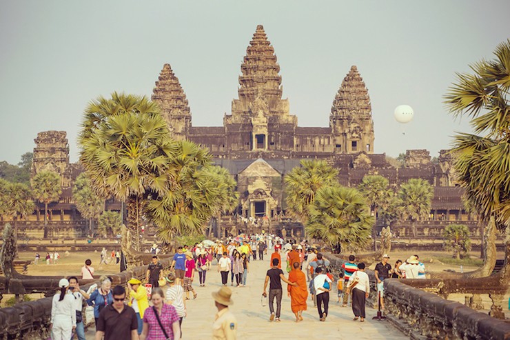 Siem Reap: Là một thành phố, vui vẻ và tràn đầy năng lượng,&nbsp;Siem Reap luôn ngập tràn du khách nhờ&nbsp;những ngôi đền nổi tiếng thế giới -&nbsp;Angkor Wat. Đi một chuyến xe tuk-tuk tốc độ cao ra khỏi trung tâm thành phố và nhìn ngắm quần thể đền thờ trong rừng rậm hiện ra giống như trang truyện cổ tích là trải nghiệm khiến nhiều du khách thích thú.
