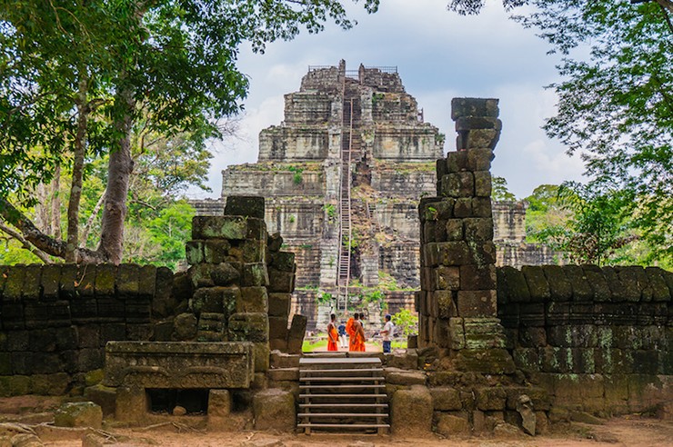 Koh Ker: Là một khu vực đền thờ hẻo lánh cách Siem Reap khoảng 120km về phía đông bắc, ở&nbsp;đây có những tòa nhà rất ngoạn mục và những tác phẩm điêu khắc to lớn, nổi bật là Prasat Thom, một kim tự tháp đền thờ cao 30m vươn cao trên khu rừng xung quanh.&nbsp;Trong một thời gian rất ngắn từ năm 928 đến năm 944 sau Công nguyên, Koh Ker là thủ đô của đế chế Khmer.
