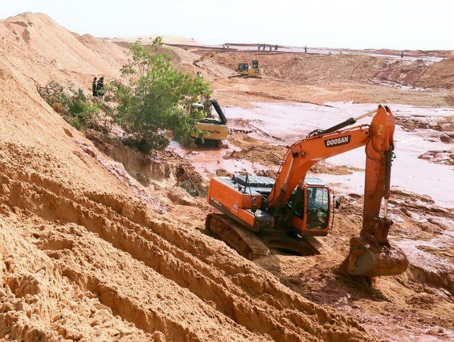 Cơ quan CSĐT Công an huyện Hàm Thuận Nam cho rằng, chưa đủ căn cứ để ra quyết định khởi tố vụ án “Vi phạm quy định về an toàn, vệ sinh lao động” xảy ra tại mỏ titan Nam Suối Nhum.