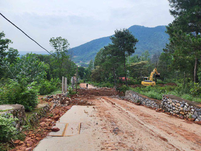 Lãnh đạo UBND huyện Sóc Sơn cho biết, nguyên nhân vụ đất đá vùi lấp hàng loạt ôtô xảy ra ngày 4-8 được xác định do lượng nước lớn tập trung ở đường phòng chữa cháy, chảy tràn sang đường, đổ xuống taluy gây sạt lở. Lượng nước đổ dồn từ trên cao kéo theo bùn cát, đất đá dồn về điểm trũng, vùi lấp nhiều ô tô.