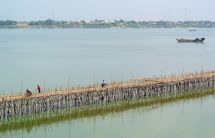 Kampong Cham: Với dòng nước màu cam của sông Mê Kông uốn khúc qua thành phố, Kampong Cham là trung tâm kinh tế trong khu vực. Người dân địa phương rất thân thiện&nbsp;và một trong những điểm thu hút hàng đầu ở đây là cây cầu tre được xây dựng lại hằng năm sau lũ lụt. Cây cầu nối với một hòn đảo thú vị rất thích hợp để khám phá.
