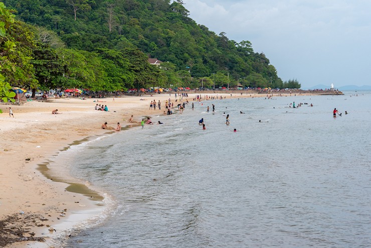 Kep: Là một thành phố ven biển thu hút khách du lịch với những món ăn ngon&nbsp;và công viên quốc gia, thành phố này&nbsp;được kiến thiết như một khu nghỉ mát bên bờ biển cho những người Pháp vào đầu những năm 1900, khi họ xây dựng những biệt thự lớn theo phong cách phương Tây. Nhiều biệt thự hiện đang bị bỏ hoang và đã bị rừng rậm lấn chiếm, tạo ra bối cảnh&nbsp;chụp ảnh tuyệt vời.
