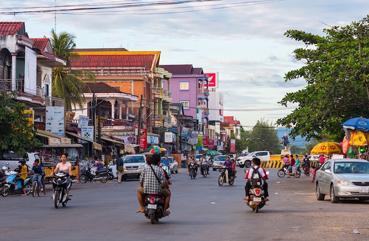 Koh Kong: Nhiều khách du lịch đang bắt đầu đến thành phố này&nbsp;và tour du lịch mạo hiểm sinh thái ở các vùng nông thôn lân cận cũng rất hút khách. Hãy ghé thăm những bãi biển gần đó và cả thác nước xinh đẹp nằm sâu trong rừng rậm.
