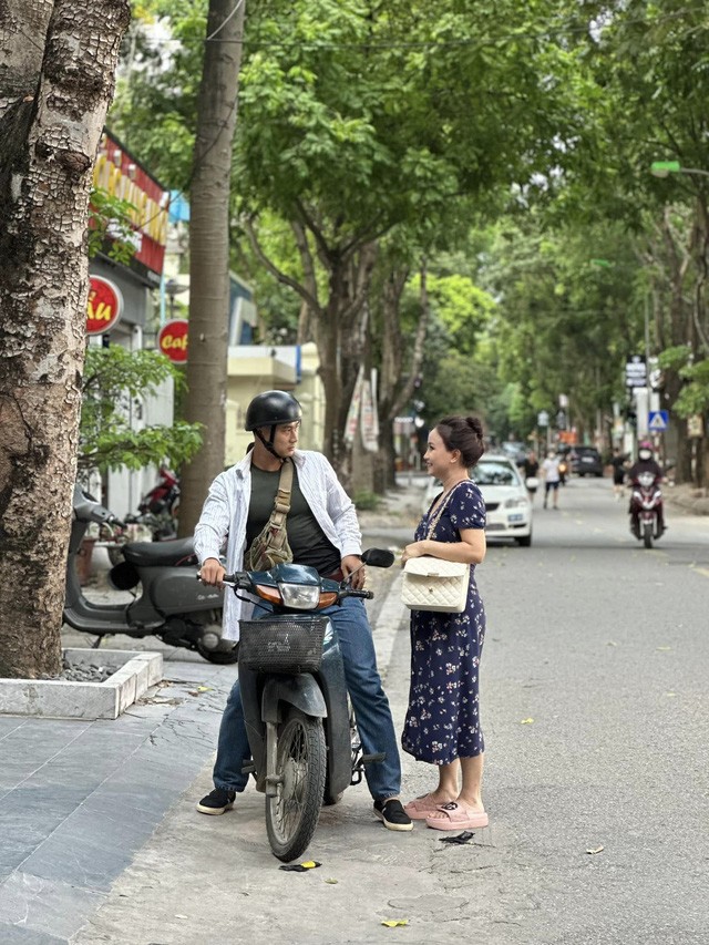 Cô bán trà đá Mỹ Lệ đong đưa khiến chàng trai từ quê lên phố cũng phải giật mình