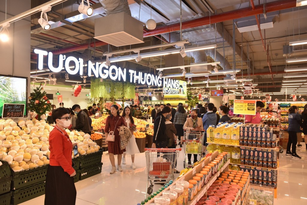 Người tiêu dùng mua sắm tại siêu thị WinMart