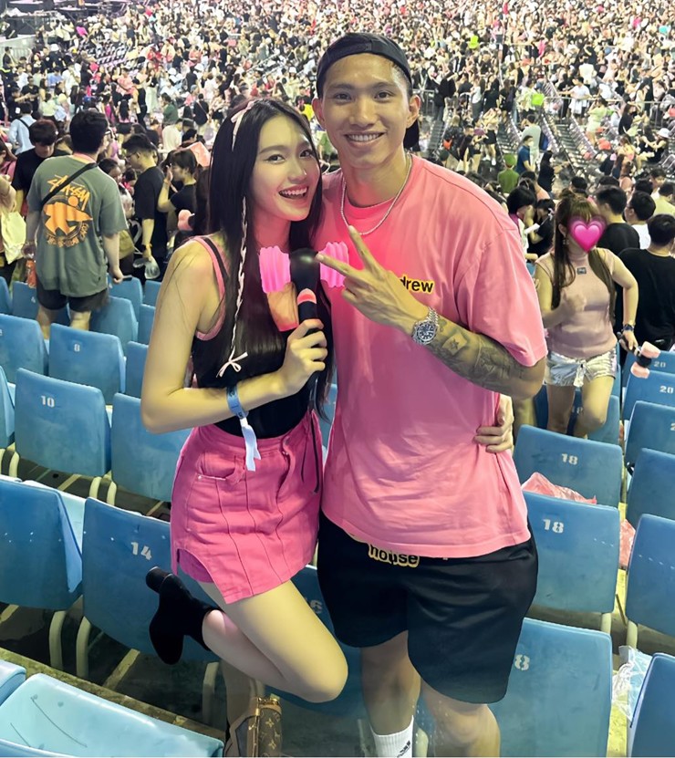 Mới đây, khi xuất hiện cùng nhau trên khán đài Sân vận động Mỹ Đình để tham gia concert Born Pink cả hai diện trang phục có tông màu&nbsp;đen - hồng, đúng với màu sắc của đêm nhạc. Bài đăng nhanh chóng nhận được nhiều sự quan tâm của cư dân mạng, hàng loạt bình luận khen ngợi gu chọn trang phục tôn dáng, tôn độ "xứng đôi vừa lứa" của cả hai. "Xinh quá, ngày càng đẹp đôi hai em ơi", "Hồng đen mà đẹp cả hai thế này ai đọ lại hai em", "Nhìn có tướng phu thê luôn rồi nhé",... là những bình luận của fans.&nbsp;