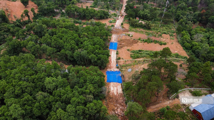 Nằm cách khu vực sạt lở không xa có 1 tuyến đường bê tông dài khoảng 600m, rộng 6,0m và có độ dốc rất lớn chạy từ đỉnh núi tiếp giáp đường phòng chữa cháy.