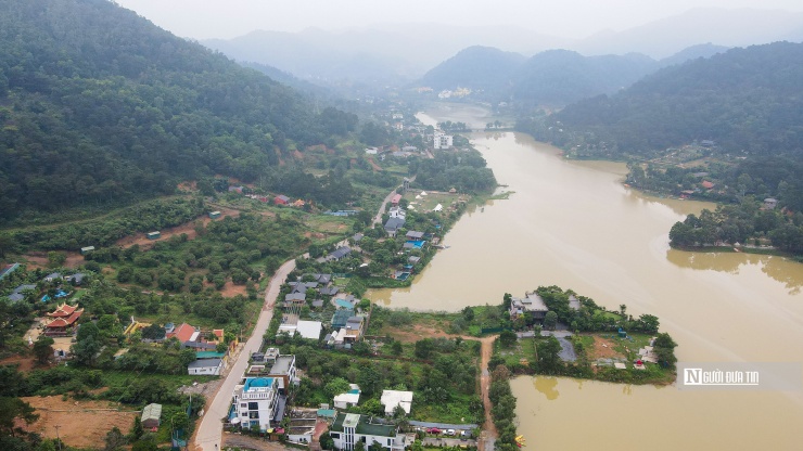 Trước đó, tháng 10/2018, sau khi dư luận phản ánh tình trạng hàng loạt công trình mọc lên trên đất rừng phòng hộ ở huyện Sóc Sơn, Thanh tra Tp.Hà Nội đã quyết định thanh tra toàn diện quá trình sử dụng đất rừng trên địa bàn huyện Sóc Sơn, trong đó tập trung vào 'điểm nóng' vi phạm tại hai xã Minh Phú và Minh Trí.