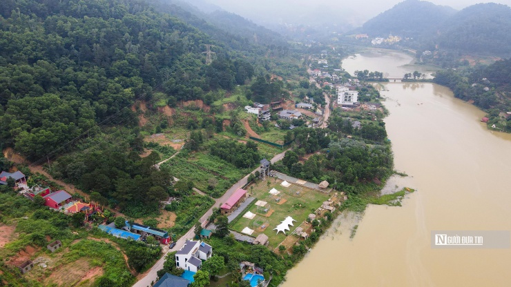 Ngoài ra, kể từ sau thời điểm Thanh tra Thành phố ban hành kết luận năm 2019 đến nay, lực lượng chức năng của huyện này vẫn tiếp tục phát hiện nhiều công trình vi phạm ở khu vực hồ Đồng Đò (xã Minh Trí).