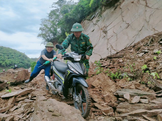 Mưa kéo dài, đất đá trên núi chờ chực sập xuống đường huyết mạch lên cửa khẩu - 3