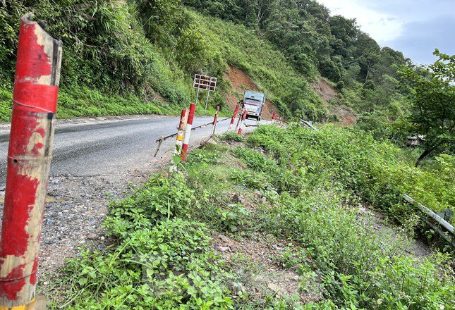 Không chỉ sạt lở taluy dương, một số điểm sạt lở taluy âm thậm chí đã khiến con đường mất gần 1 nửa. Con đường hiện chỉ còn 1 làn xe đi qua.