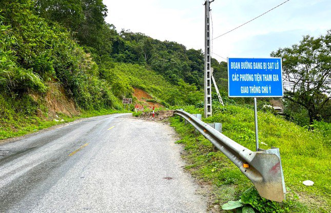 Ông Nguyễn Việt Phương - Trưởng văn phòng quản lý đường bộ II.2, Khu QLĐB II cho biết, để đảm bảo an toàn cho các phương tiện tham gia giao thông, đơn vị này đã khảo sát và dự kiến sẽ làm 18 điểm kè taluy âm trên quốc lộ 7. Ngoài ra, cơ quan chức năng sẽ đào đất, hạ tải đất đá trên các ngọn đồi có nguy cơ sạt lở xuống đường để đảm bảo an toàn.