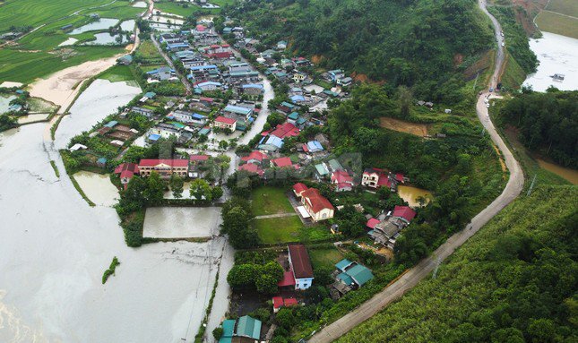 Hàng trăm ngôi nhà bị ngập trong nước.