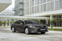 Giá xe Toyota Camry niêm yết và lăn bánh tháng 8/2023