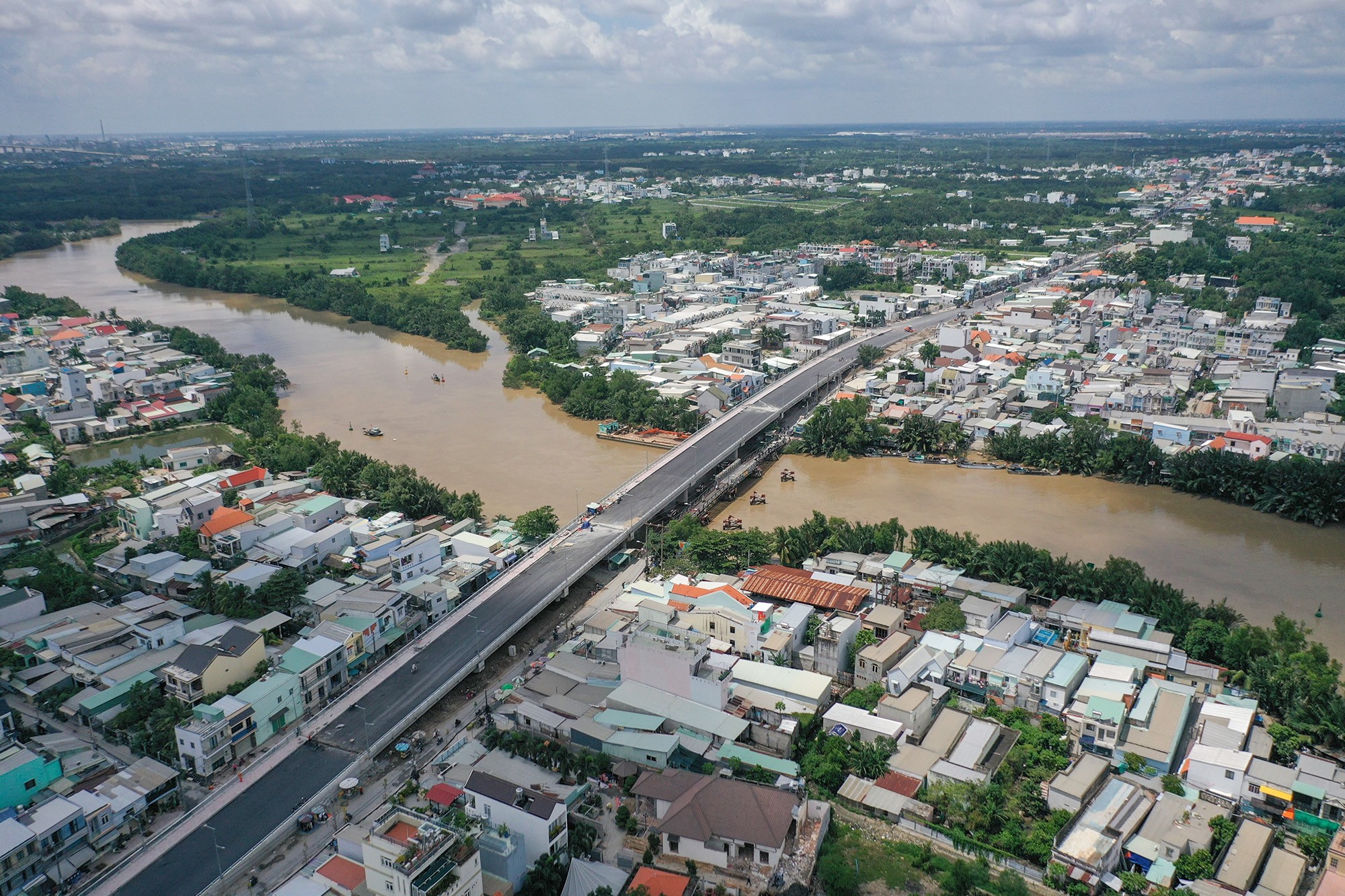 Dự án cầu Long Kiểng mới nối 2 xã Nhơn Đức và Phước Kiển, huyện Nhà Bè (TP.HCM) được phê duyệt từ năm 2001, đến tháng 8/2018, cầu mới được khởi công. Công trình dự kiến hoàn thành cuối năm 2019, nhưng phải tạm dừng thi công do vướng mặt bằng khi đã hoàn thành được 7 trụ cầu bê tông.