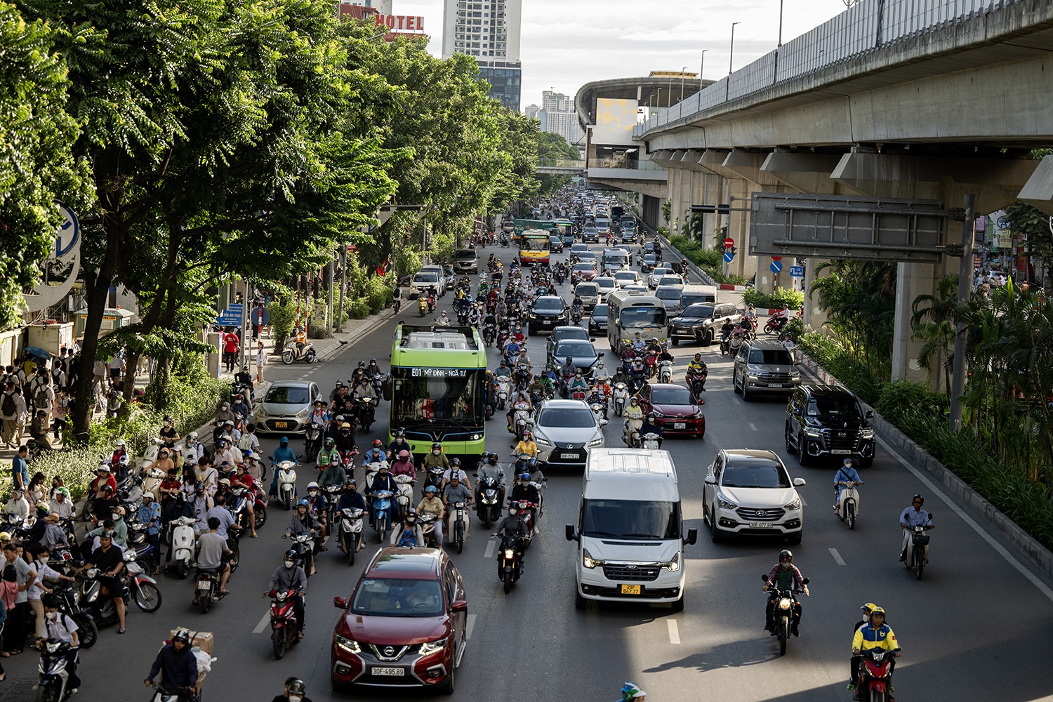 Sau 1 năm thí điểm phân làn ô tô và xe máy, nhiều đoạn dải phân cách trên đường Nguyễn Trãi vừa được dỡ bỏ.