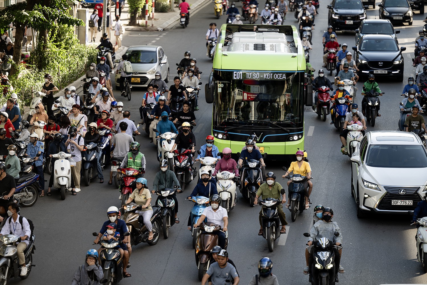 Nhiều người điều khiển phương tiện xe máy liên tục luồn lách, đánh võng, cắt mặt xe ô tô.