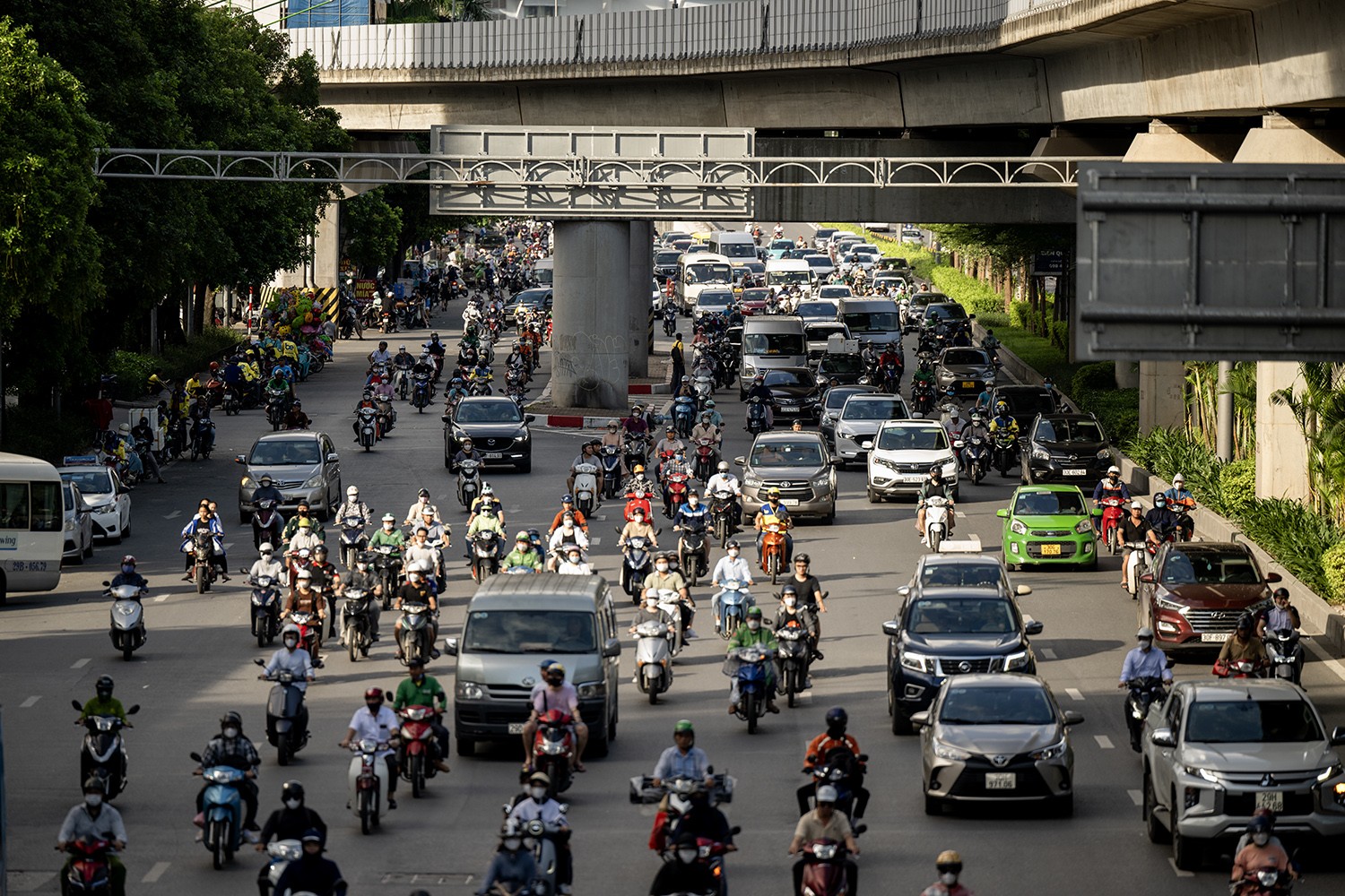 Hình ảnh mới về tuyến đường huyết mạch Nguyễn Trãi khi bỏ dải phân cách cứng - 3