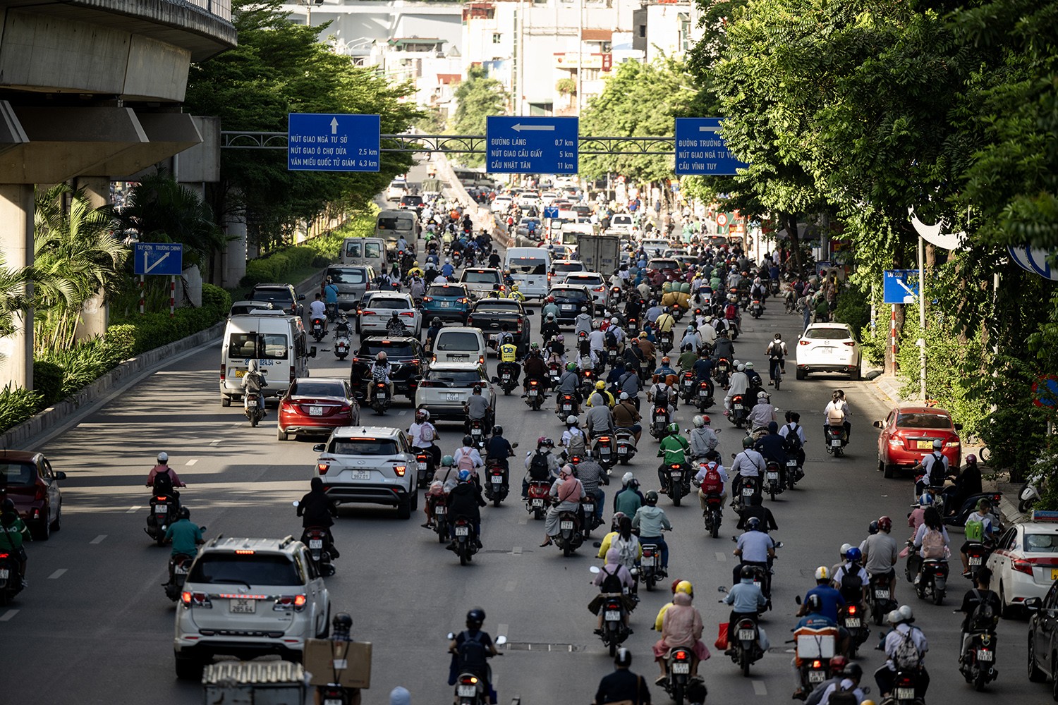 Đường Nguyễn Trãi là tuyến đường huyết mạch với lưu lượng giao thông lớn ở khu vực cửa ngõ Tây - Nam Hà Nội. Do lưu lượng phương tiện cực lớn vào giờ cao điểm, nên các phương tiện phải chuyển chậm.