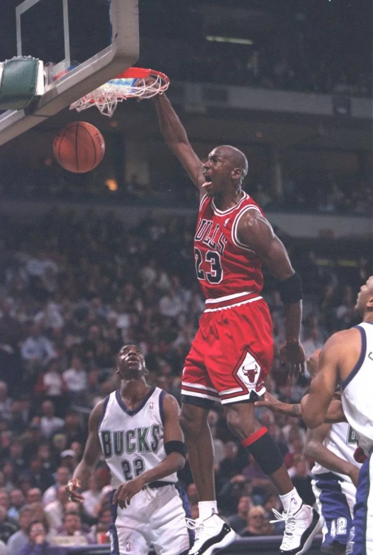 Michael Jordan (Bóng rổ). Jordan tin rằng chiếc quần thi đấu ông mặc sau khi giúp North Carolina Tar Heels vô địch quốc gia năm 1982 mang lại may mắn. Vì thế, ông liên tục mặc chiếc quần đó bên trong bộ đồ tập luyện hay thi đấu sau này.