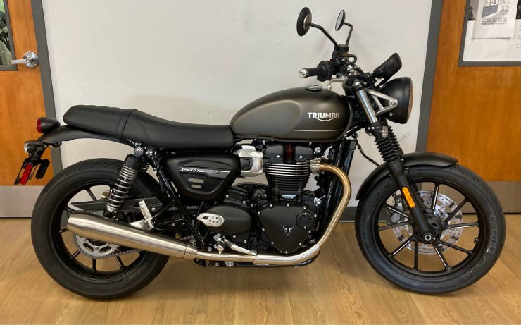 10. Triumph Speed Twin 900 thiết kế tân cổ điển, đẹp không tì vết. Xe có yên ngồi tốt hơn, phuộc treo được cải tiến, trang bị chất lượng, cùng hệ thống động cơ 900cc chống nước mạnh mẽ, công thái học thông minh và hệ thống phanh xe Brembo cao cấp.&nbsp;