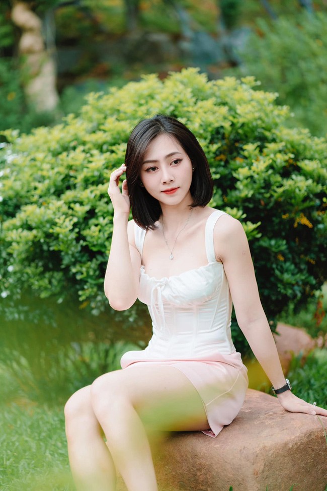 Hải Yến còn được mệnh danh là &#34;hot girl xinh nhất làng hài miền Bắc&#34;, từng tham gia nhiều dự án hài nổi tiếng như: Đại gia chân đất, Làng ế vợ, Loa phường TV...&nbsp;
