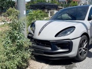 Tin tức trong ngày - Xe Porsche không biển số tông cột đèn