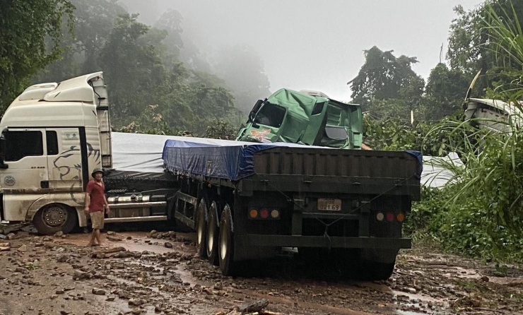 Phương tiện bị thiệt hại nặng sau vụ sạt lở.