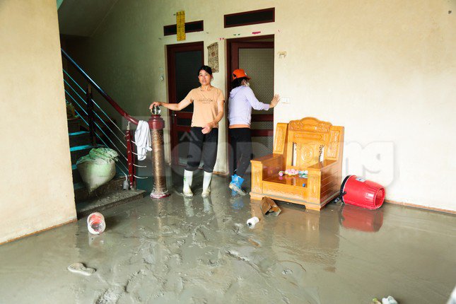 Chính quyền địa phương, đơn vị mỏ huy động lực lượng thanh niên, công nhân, dân quân tham gia công tác khắc phục, dọn dẹp bùn đất.