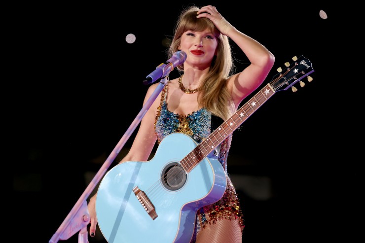 Không mua được vé concert Taylor Swift, fan nữ nhờ phi công làm một việc bất ngờ - 3