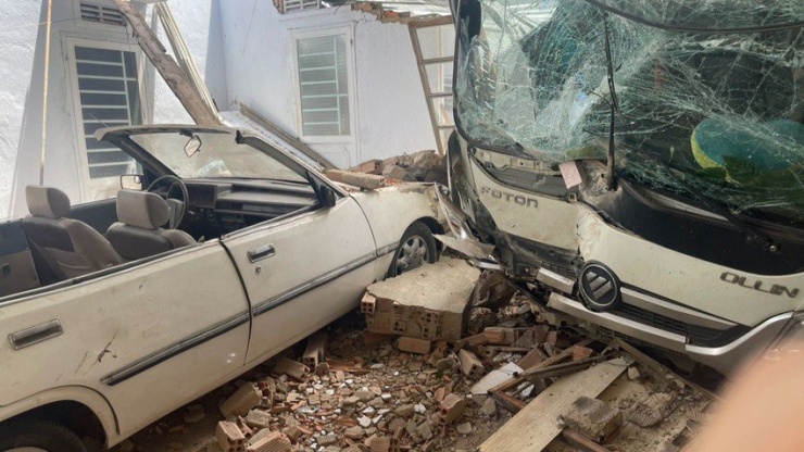 Xe tải mất lái lao vào sập nhà dân ở Đà Lạt - 1